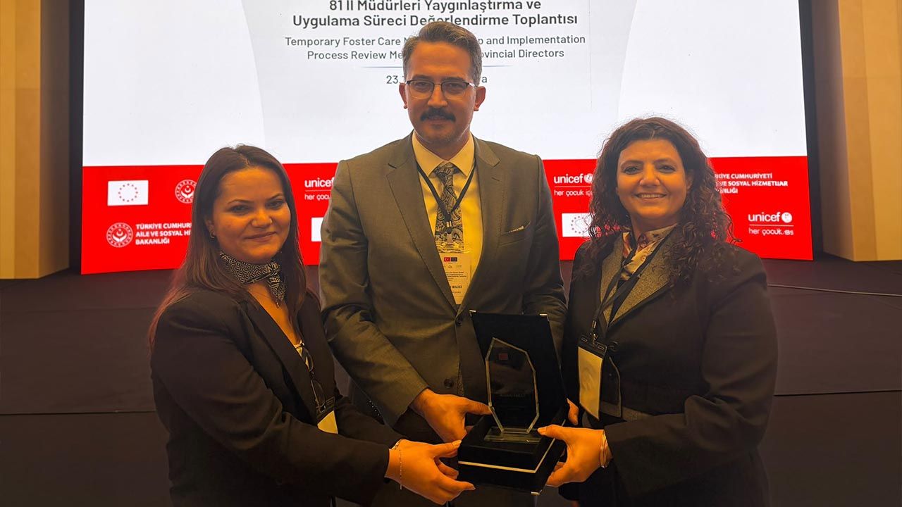 Yalova, Geçi̇ci̇ Koruyucu Ai̇le Modeli̇’nde İlk Yerleşti̇rmeyi̇ Gerçekleşti̇ren İl Olarak Ödüllendi̇ri̇ldi̇ (1)