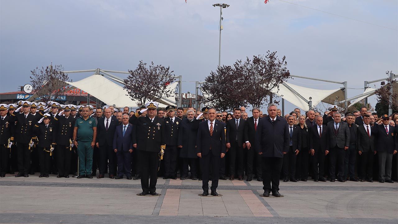 Yalova’da 29 Ekim Coşkusu Çelenk Töreniyle Başladı (1)