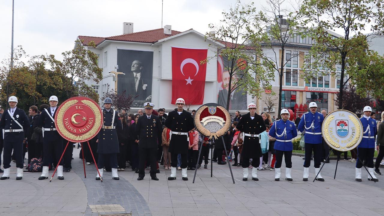 Yalova’da 29 Ekim Coşkusu Çelenk Töreniyle Başladı (2)