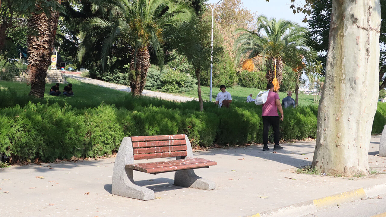 Yalova’da Banklar Oturulmasın Diye Mi Konuldu (4)