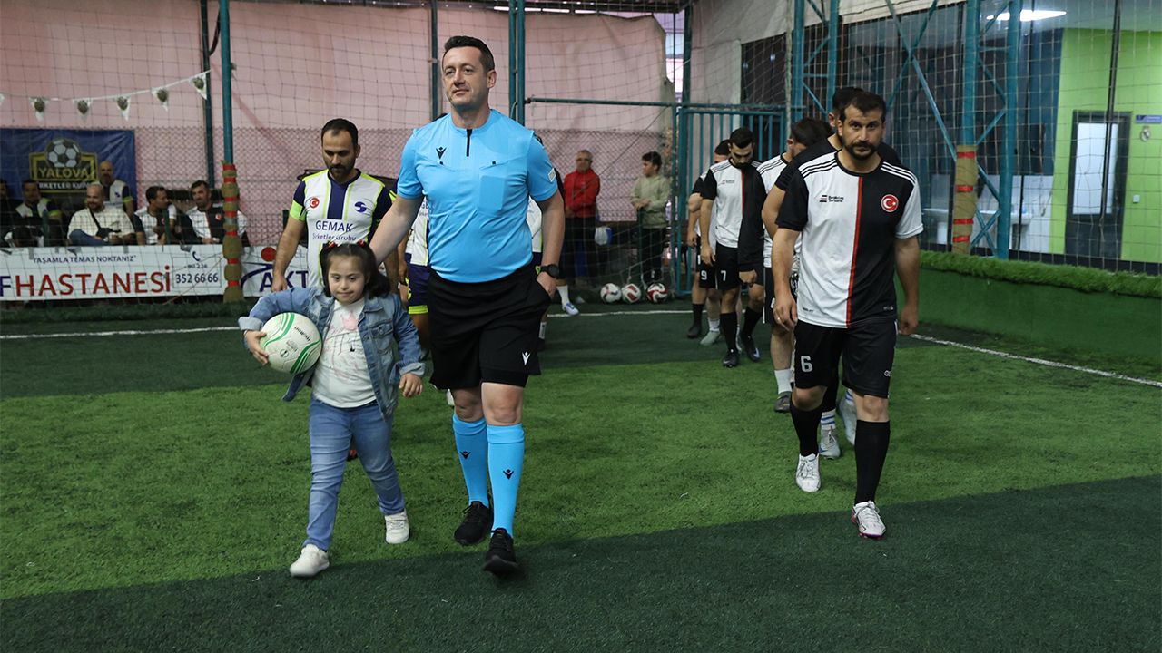 İzmirli Metin Aydınoğlu, Köşesine Numanoğlu Ve Ayşe Nas’ı Taşıdı (2)
