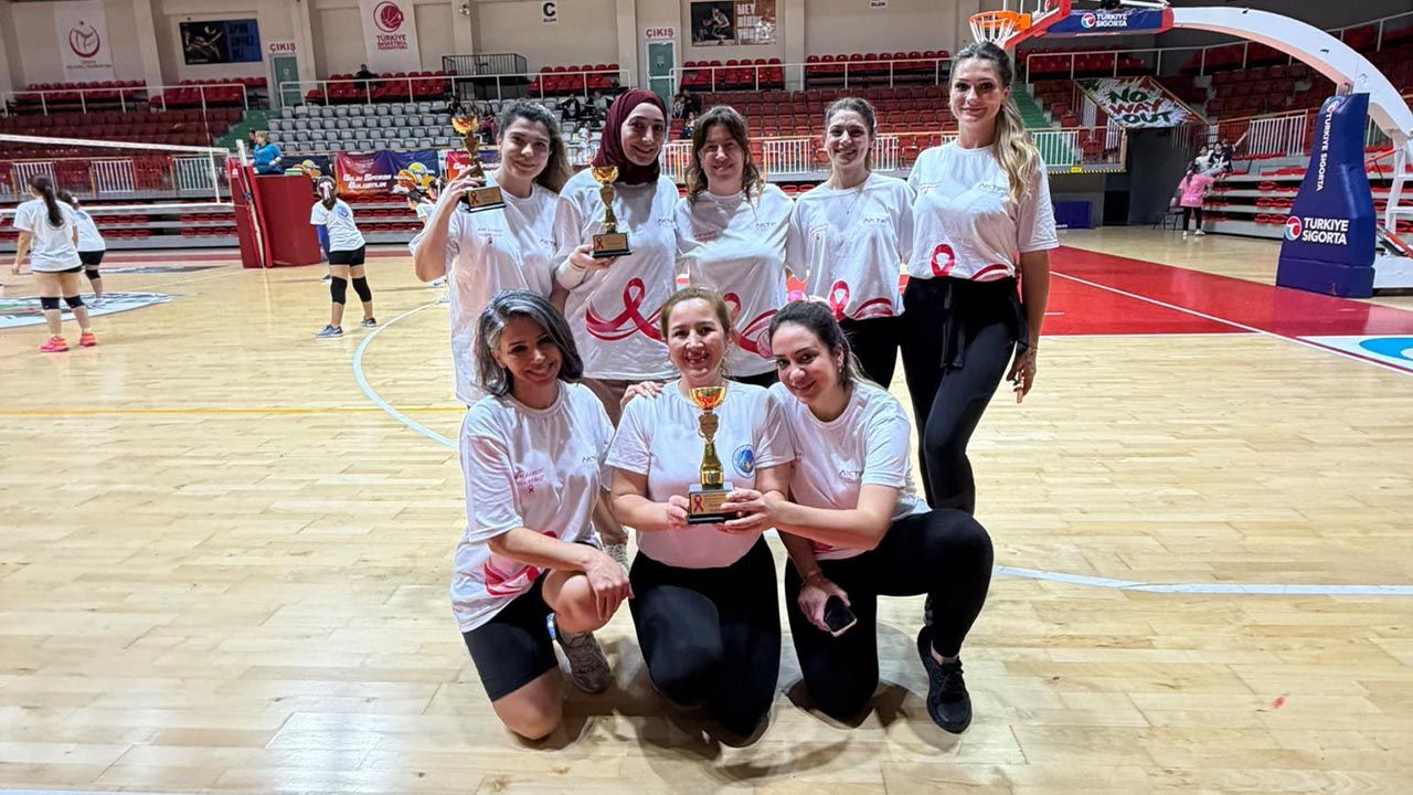 Yalova Voleybol Spor Kulübü Meme Kanseri Farkındalığına Anlamlı Katkı (4)